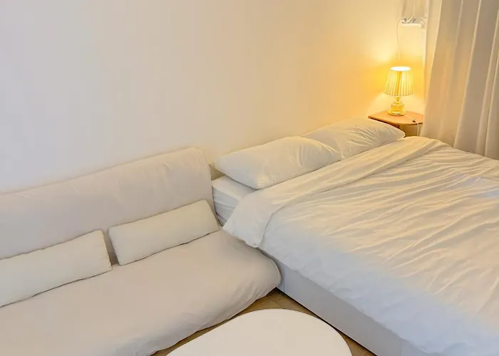 3 Minute Walk From Sindaebang Station Subway Station, Hongdae 20 Minutes #joy House